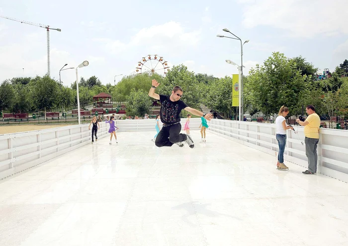 
    Ionuţ face giumbuşlucuri pe ”gheaţă”Fotografii: Primăria Sectorului 4   