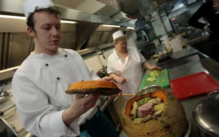 Sarmalele sunt clădite concentric în interiorul bostanului, în mijlocul lor fiind aşezat un ciolan afumat