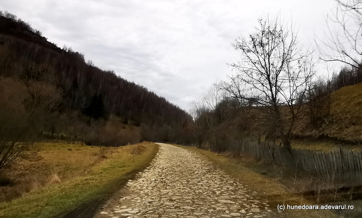 Drumul pavat cu marmură. Foto: Daniel Guță