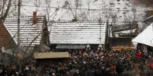 Sute de oameni au participat la înmormântarea tatălui premierului