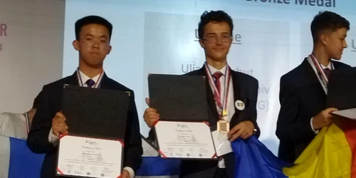 Matei Butnaru in centru la olimpiada internationala de la Katmanadu FOTO scoala numaru 7 botosani jpg