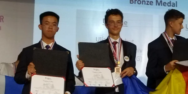 Matei Butnaru in centru la olimpiada internationala de la Katmanadu FOTO scoala numaru 7 botosani jpg