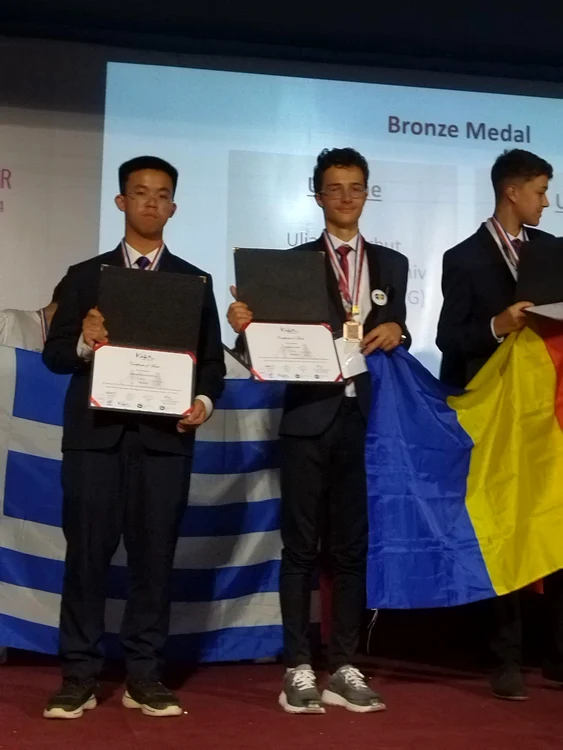 Matei Butnaru( în centru) la Olimpiada Internațională de la Katmandu FOTO Școala numarul 7 Botoșani