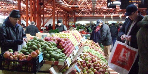 Nemţenii îşi fac provizii cu legume şi fructe pentru perioada postului din piaţă