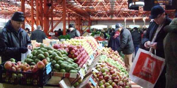 Nemţenii îşi fac provizii cu legume şi fructe pentru perioada postului din piaţă