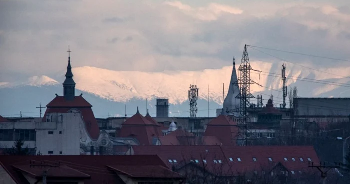 Cum se văd Munţii Banatului din Timişoara FOTO Răzvan Vitionescu