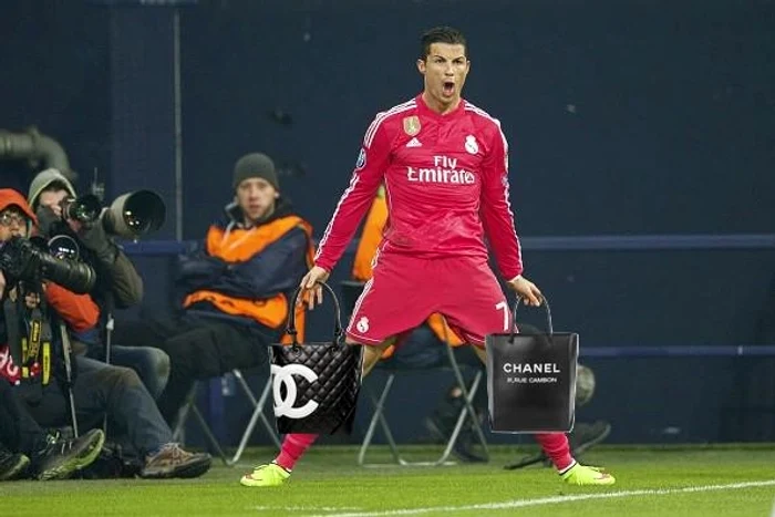 Cristiano Ronaldo, considerat şi aşa de mulţi un cocalar de primă clasă, a primit în Fotoshop două sacoşe de cumpărături