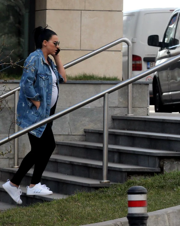 Lavinia Pârva, surprinsă pe stradă în utimul trimestru de sarcină