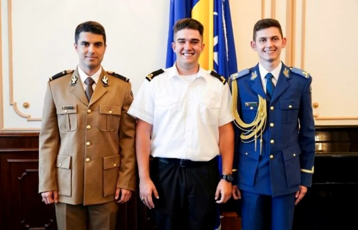 Alexandru Savin, în uniformă albastră, alături de Răzvan Cristea şi Cornel Barbu FOTO Laurenţiu Turoi -www.defence.ro