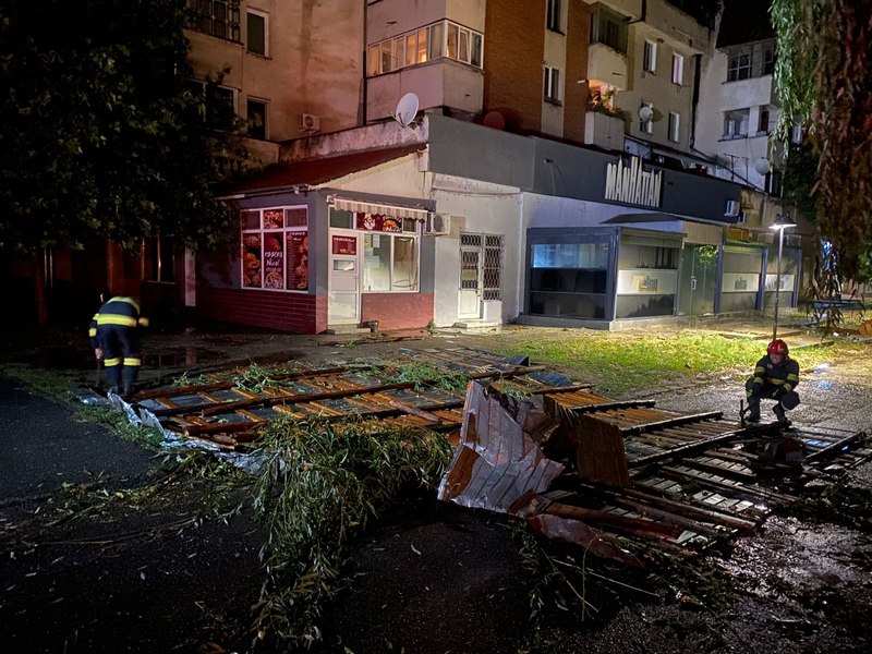 Cod roșu de furtună în Olt. Acoperișuri luate de vânt, mașini avariate, stâlpi de electricitate pe carosabil VIDEO