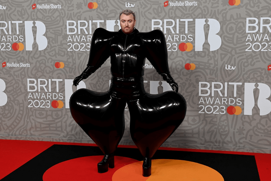 Apariția excentrică a lui Sam Smith la Brit Awards. Artistul britanic se consideră non-binar