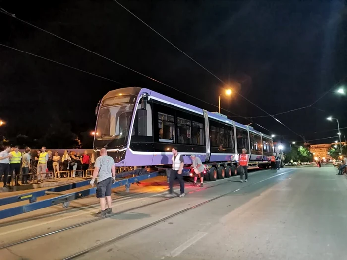 Noul tramvai Bozankaya a ajuns vineri la Timişoara FOTO Ş.Both