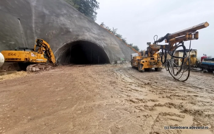 Intrarea într-un tunel. Foto: Daniel Guţă. ADEVĂRUL.