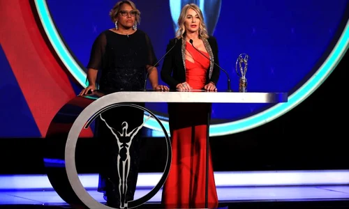 nadia comaneci a si decernat premiul pentru sportiva anului la laureus jpeg