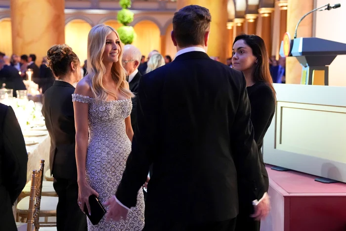 Ivanka Trump într-o rochie argintie, stând de vorbă cu Elon Musk