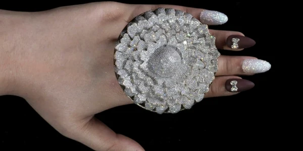 inelul cu cele mai multe diamante din lume