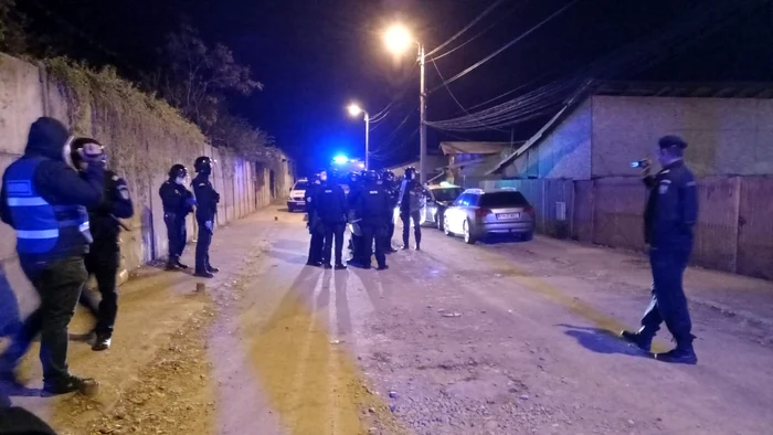 Poliția a împânzit strada 