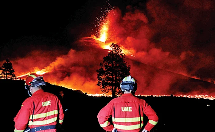 
    Salvatorii neputincioși în  fața lavei incandescente   