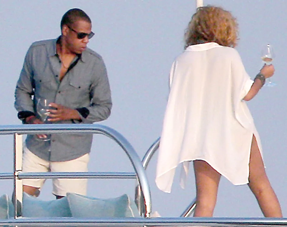 
    Bea împreună  cu Jay-Z un pahar  de şampanie  