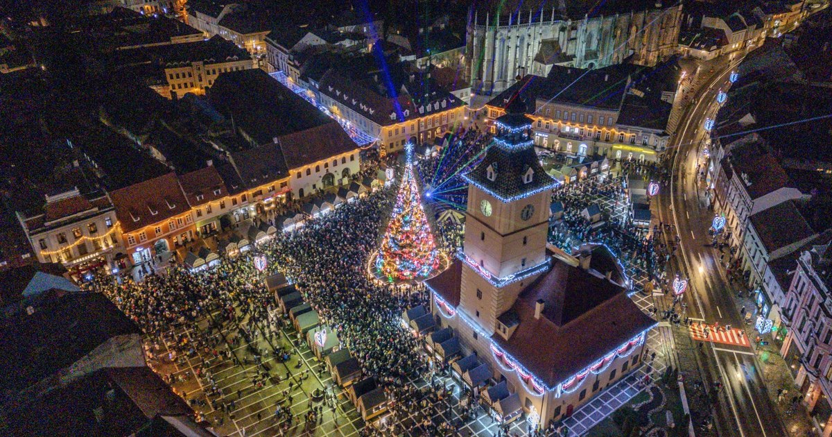 Magia Crăciunului a sosit la Brașov: 1,3 milioane de luminițe aprinse în oraș