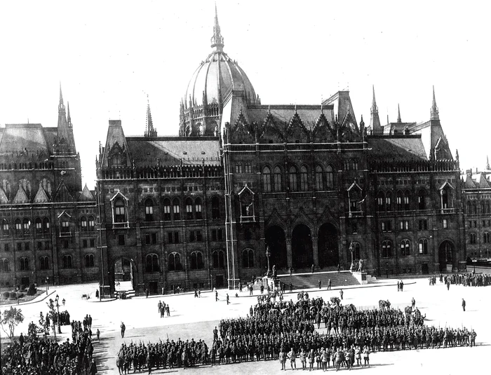 Trupele române din Regimentul 27 Infanterie în faţa Parlamentului de la Budapesta