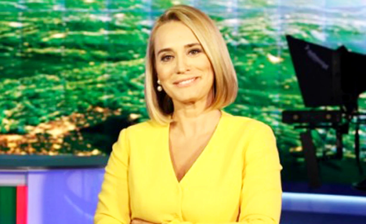 
    Andreea Esca i-a rugat pe colegi să o fotografieze în timp ce ea stătea cu picioarele pe puputrul de la Știrile PRO TVfoto: arhiva personală  
