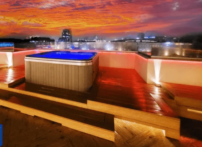 Cum arată cel mai căutat penthouse din Iași. 1,3 milioane de euro pentru vedere din jacuzzi spre Palatul Culturii 