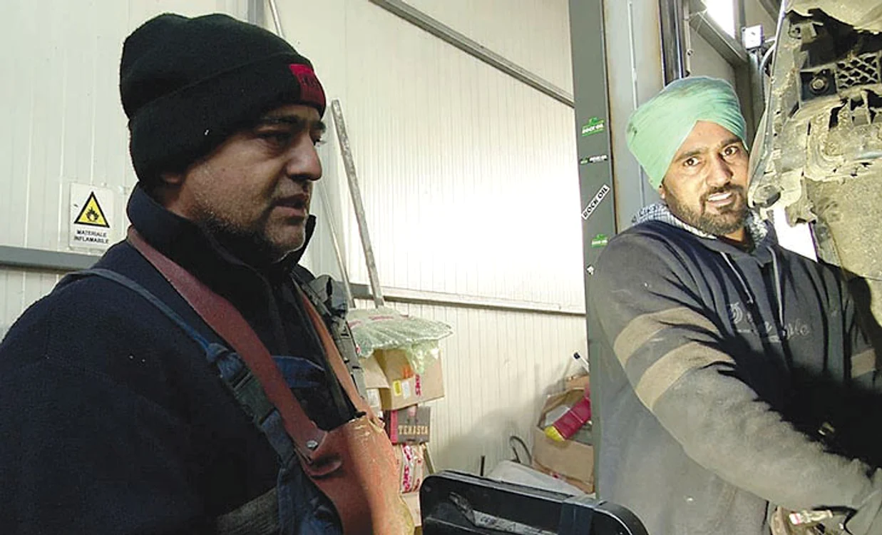 Românul  Ştefan  şi indianul  Arvinder,  şi colegi,  şi prieteni. Foto: Iulian Bunilă