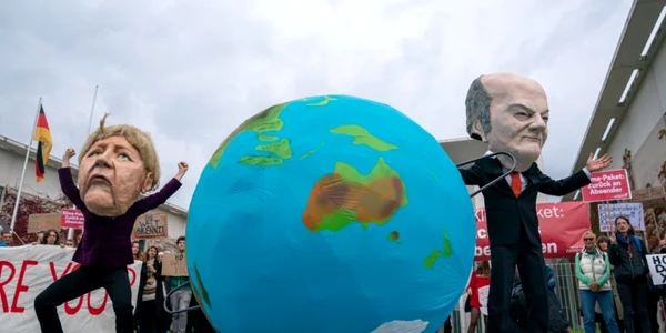 Imaginea Zilei / Activiştii pentru climă participă la un protest purtând măşti care îi înfăţişează pe cancelarul german Angela Merkel şi pe ministrul german de finanţe Olaf Scholz în faţa Cancelariei în timpul unei întâlniri a cabinetului de la Berli