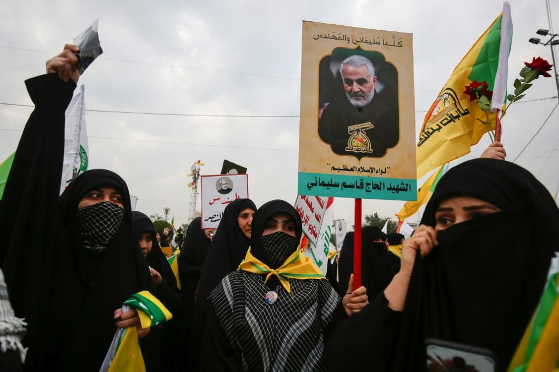 Participanții la funeralii au purtat pancarte cu chipul generalului Qassem Soleimani