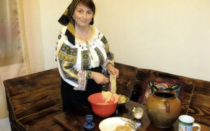 Gospodinele din Suceava poartă costumul tradiţional când gătesc sarmalele Foto: Georgiana Mateiciuc