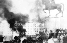 Manifestația anticomunistă din 8 noiembrie 1945  «Cred că puține popoare s au lăsat vreodată împușcate ca să i ureze regelui lor la mulți ani!» jpeg