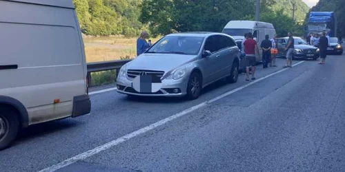 Carambol cu un TIR şi cinci autoturisme pe Valea Oltului la Câineni - Vâlcea pe DN7-E81 Foto Adevărul