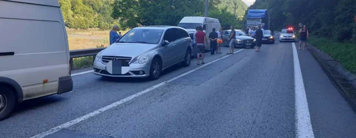 Carambol cu un TIR şi cinci autoturisme pe Valea Oltului la Câineni - Vâlcea pe DN7-E81 Foto Adevărul