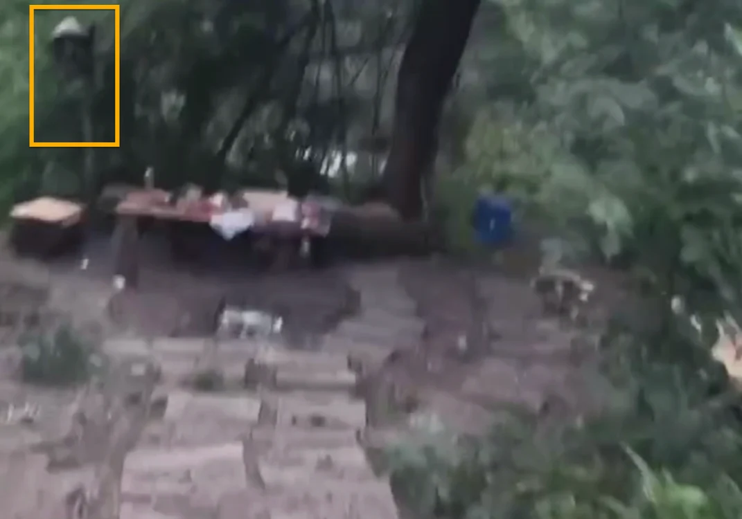Aceeași cască și mască de gaz pot fi văzute în videoclipul postat pe canalul Wagner FOTO Bellingcat