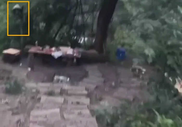 Aceeași cască și mască de gaz pot fi văzute în videoclipul postat pe canalul Wagner FOTO Bellingcat