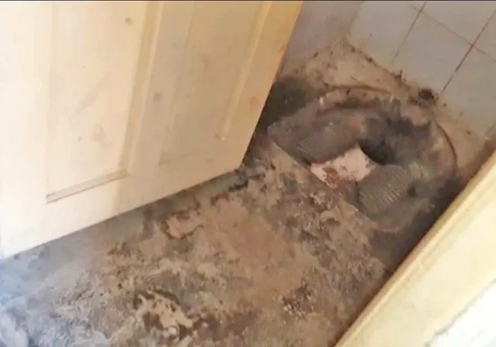 Instalaţiile sanitare sunt vechi, murdare și ruginite
