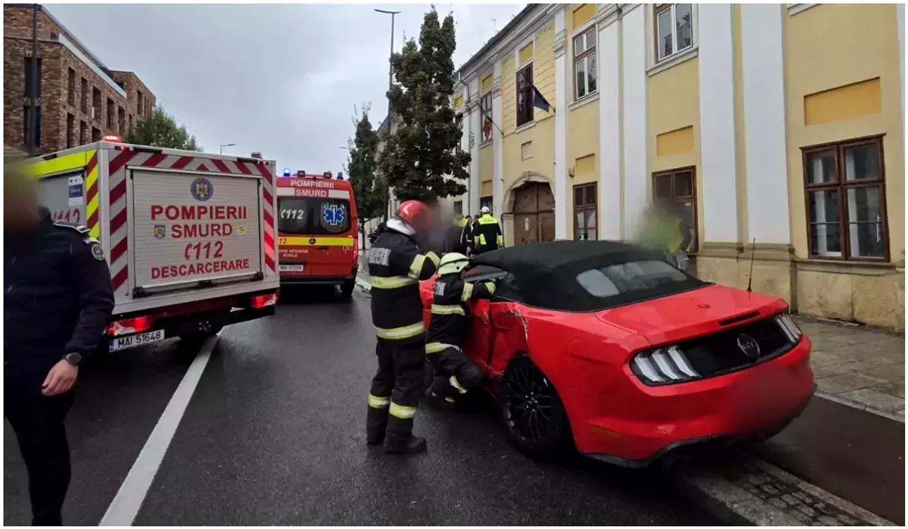 Un copil este în stare gravă după ce un autoturism Mustang a scăpat de sub control și l-a călcat 