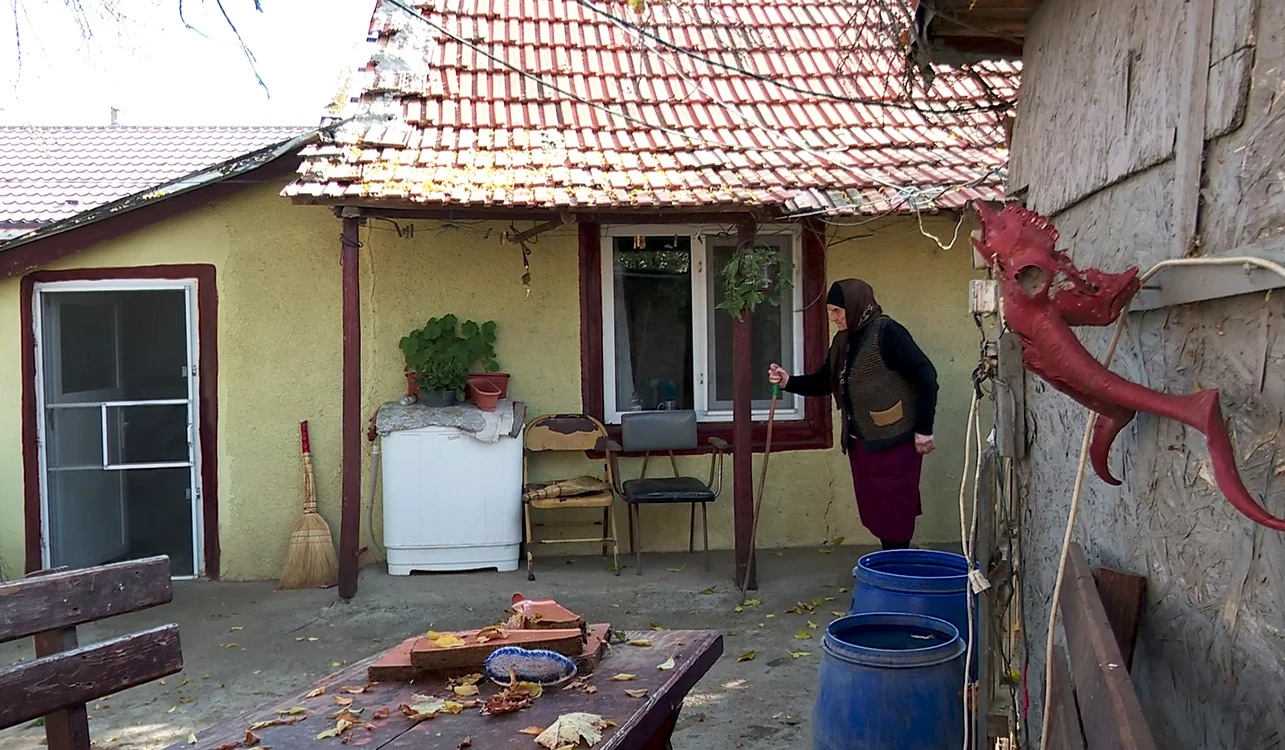 Bătrâna petrece mai mult timp afară, cât e cald. FOTO Iulian Bunilă