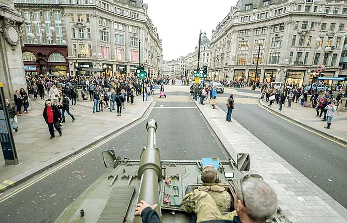Tancul se strecoară uşor în trafic
