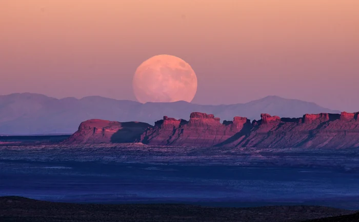 Super Luna va putea fi vizibilă în dimineața zilei de 16 mai