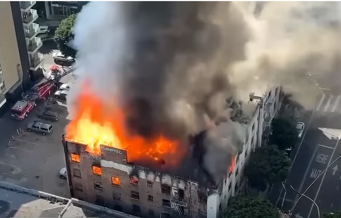 Hotelul Morrison, în flăcări. FOTO Fox 11 Los Angeles