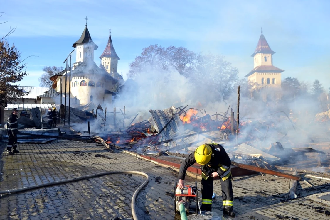 interventie incendiu arhiepiscopia sucevei si radautilor. FOTO