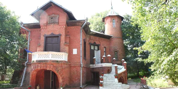 Castelul de vânătoare, transformat în anii '80 în muzeu, este singurul care a rămas intact