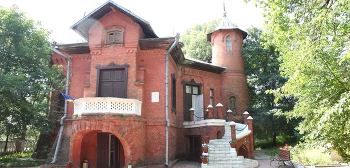 Castelul de vânătoare, transformat în anii '80 în muzeu, este singurul care a rămas intact FOTO: Dumitru Goncear