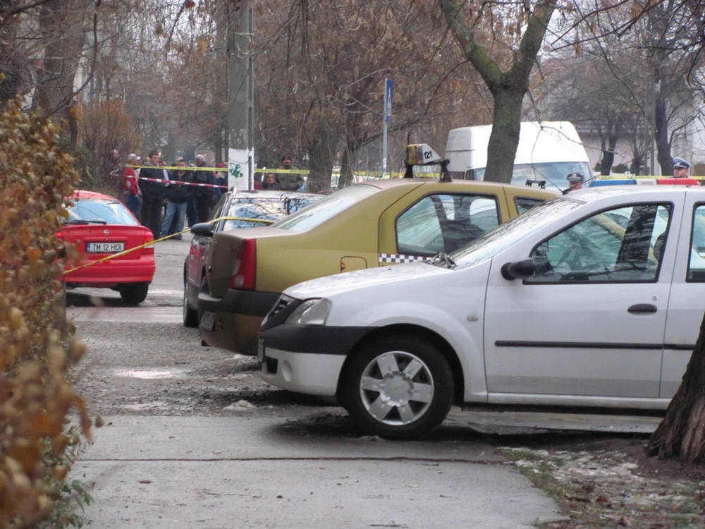 Florinel Panea şi-a parcat Loganul în faţa unui bloc de pe strada Munteniei