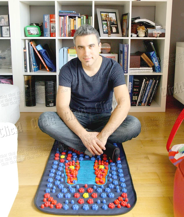 Zoli ne arată covoraşul  pe care familia îşi odihneşte  tălpile atunci când doreşte  o reflexoterapie
