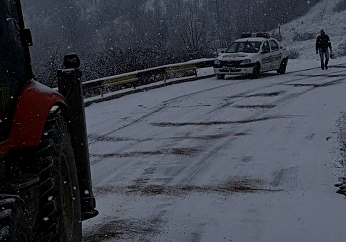 Circulaţie îngreunată din cauza poleiului pe drumurile judeţene din Prahova FOTO câmpinatv.ro