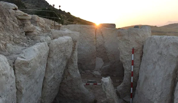 Monument din piatră vechi de 5.000 de ani, descoperit de arheologii din Spania (© Universidad de Cádiz)
