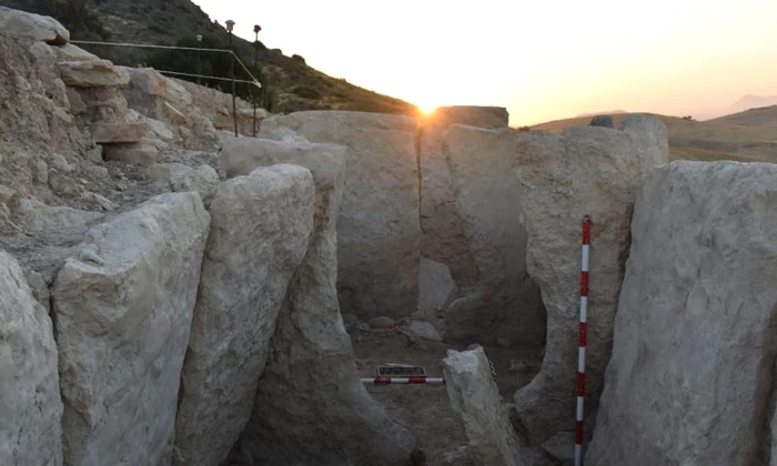 Monument din piatră vechi de 5.000 de ani, descoperit de arheologii din Spania (© Universidad de Cádiz)